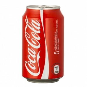 Coca-Cola Classique en Canette : Goût Original et Rafraîchissant Canette rouge de Coca-Cola classique avec lettrage blanc iconique. Texte français : 'Arômes naturels, sans conservateurs ajoutés. Calories 139'.