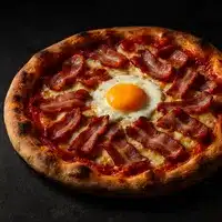 Pizza Bacon et Œuf : Le Déjeuner Parfait Pizza artisanale garnie de tranches de bacon croustillantes et d'un œuf au plat central, reposant sur une surface sombre.
