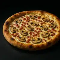 Pizza Champignons Bacon Crémeuse : Dégustation Irrésistible Pizza croustillante garnie de champignons tranchés et de morceaux de bacon sur une base crémeuse, mettant en valeur la croûte dorée.