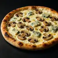 Pizza Champignons & Fromage Bleu : Saveur Italienne Pizza gourmet à croûte épaisse garnie d'une sauce blanche, de fromage bleu, et de tranches de champignons de Paris, cuite à la perfection.