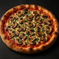 Pizza aux Champignons Délicieuse : Saveurs Authentiques Pizza ronde aux champignons tranchés et herbes vertes sur une base de sauce tomate et fromage, reposant sur une surface sombre.