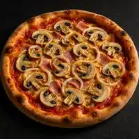 Pizza Champignons et Jambon Artisanale avec Croûte Dorée Pizza ronde cuite sur croûte dorée, garnie de sauce tomate, fromage, fines tranches de jambon et champignons de Paris, avec des rondelles d'oignon.