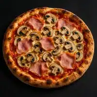 Pizza Jambon Champignons Artisanale : Saveur Authentique Pizza artisanale cuite au four avec une croûte dorée, généreusement garnie de tranches de jambon rose et de champignons de Paris tranchés sur une sauce tomate.