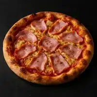 Pizza au Jambon Savoureuse à Croûte Dorée Pizza ronde à croûte épaisse et dorée, garnie de fromage fondu et de larges tranches de jambon cuit ou de bacon, sur fond sombre.