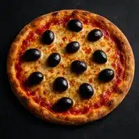Pizza aux Olives Noires : Classique et Savoureuse Pizza ronde classique à croûte dorée, généreusement recouverte de sauce tomate, fromage fondu et douze olives noires entières, posée sur un fond noir mat.