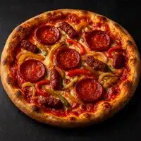 Pizza Pepperoni et Saucisse Maison : Goût Intense Pizza croustillante garnie de tranches de pepperoni, saucisses épicées, et poivrons jaunes et rouges, posée sur une surface sombre.