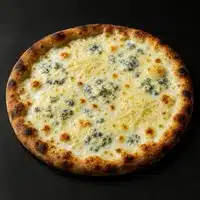 Pizza Quatre Fromages Artisanale Gorgonzola & Croûte Dorée Pizza quatre fromages, richement garnie de fromages fondus dont du gorgonzola, sur une croûte dorée et bien cuite, sur fond sombre.