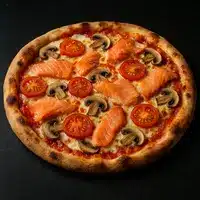 Pizza Saumon, Champignons et Tomates Fraîches Pizza gourmet avec saumon fumé en tranches, champignons, tomates cerises et croûte bien dorée sur fond noir.