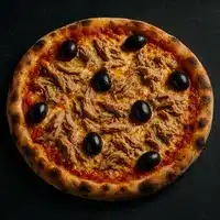 Pizza Thon et Olives Noires : Recette et Saveurs Italiennes Pizza tonno e olive noire, croûte bien cuite et bords gonflés, garnie généreusement de thon émietté et parsemée de huit olives noires entières.
