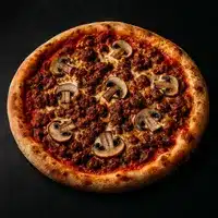 Pizza Viande Hachée et Champignons : Délice Rustique Pizza ronde à croûte dorée, généreusement garnie de sauce tomate et de viande hachée brune, parsemée de tranches de champignons. Vue de dessus sur fond sombre.